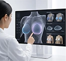 Медицинский специалист изучает экран 3D-моделирования